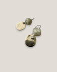 Pendientes gancho resina gris moneda irregular zamak plata vieja