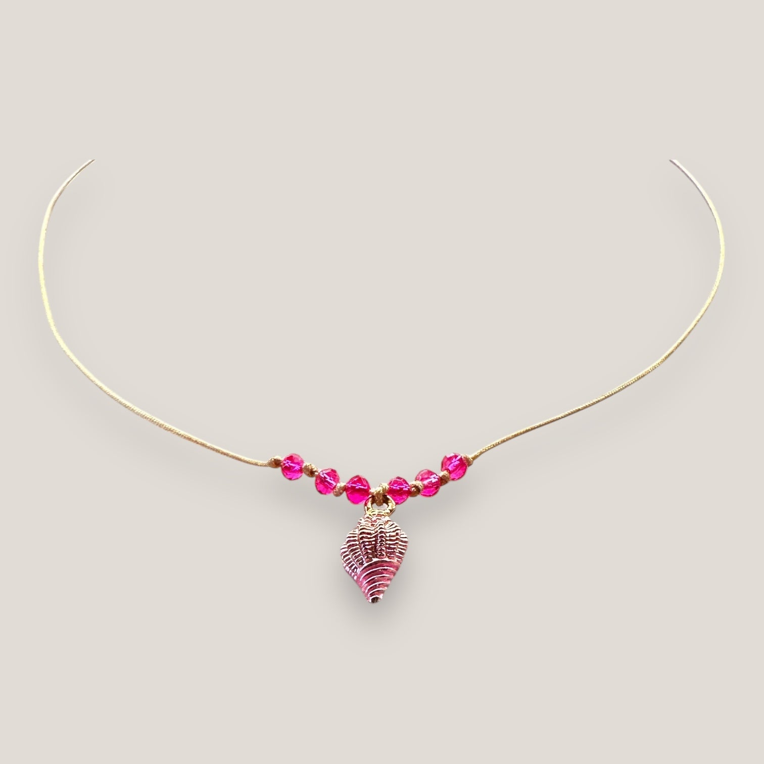 Collar midi con caracola dorada con esmalte fucsia y cristales facetados fucsia