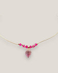 Collar midi con caracola dorada con esmalte fucsia y cristales facetados fucsia