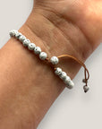 Pulsera con tortuguita plateada y lava blanca