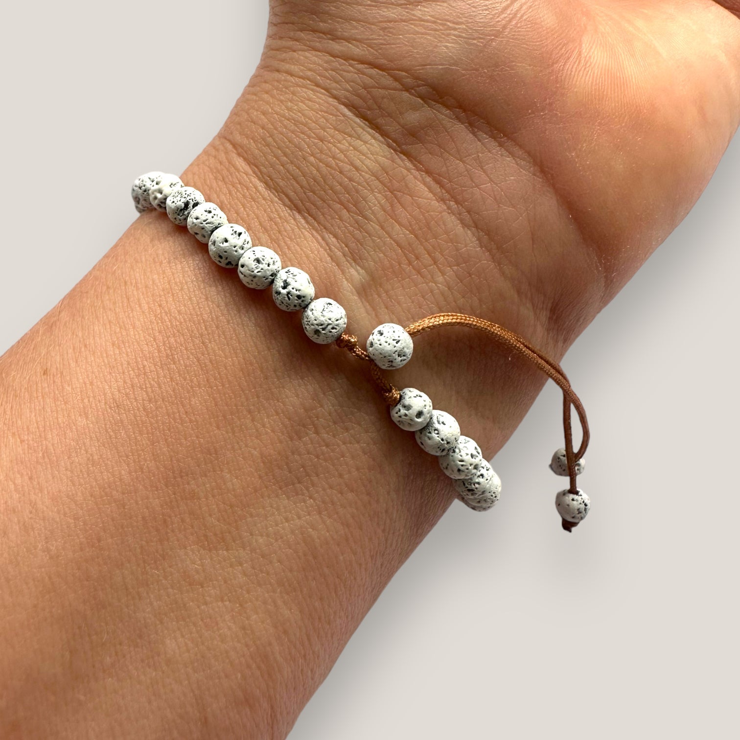 Armband mit silbernem Meerjungfrauenschwanz und weißer Lava