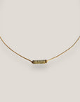 Collar minimal con tubo de esponja coral verde olivina y separadores dorados con brillis de cristal blanco