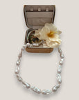 Collar con perlas blancas irregulares naturales con cierre de plata de ley