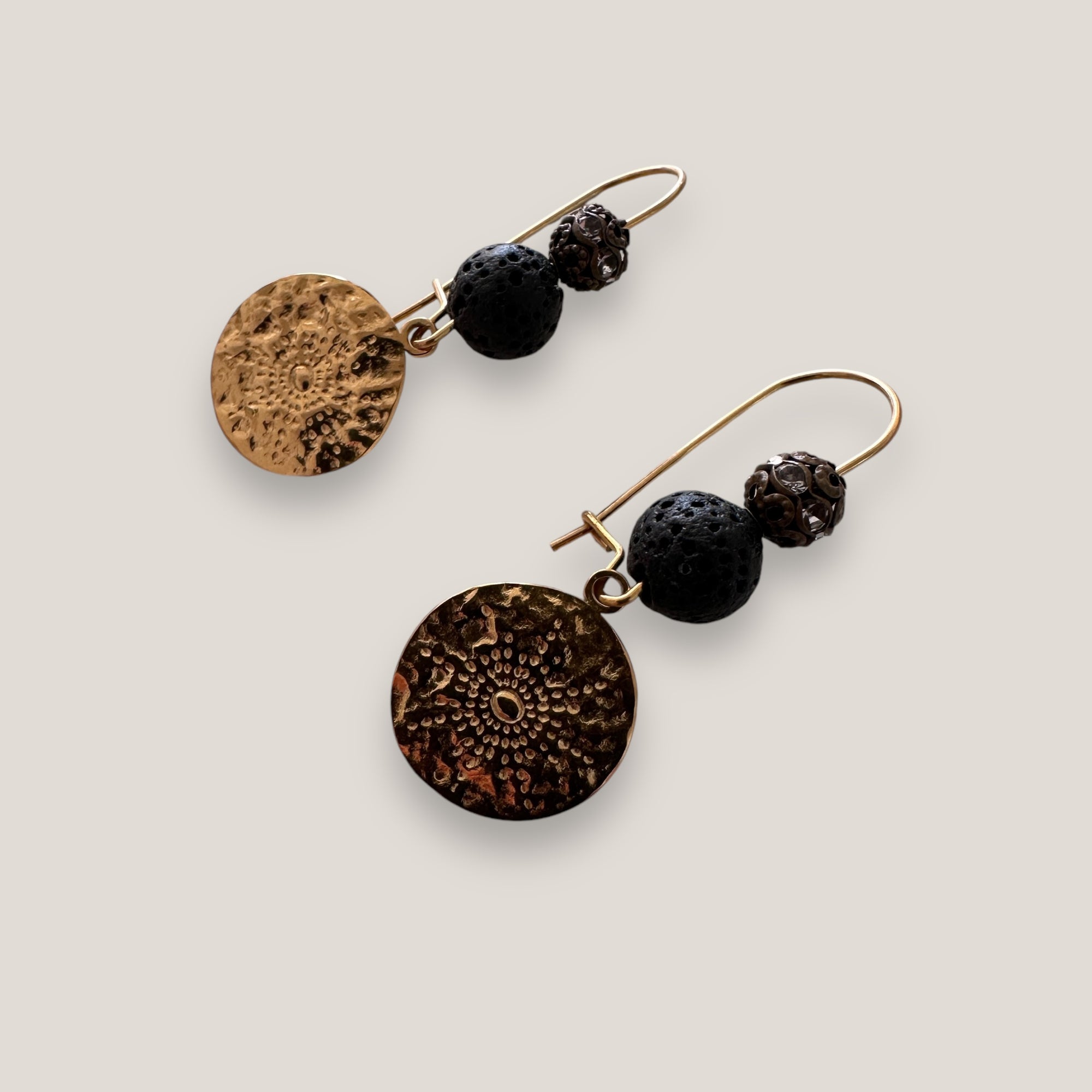Pendientes Dafne gancho y medalla sol acero oro con esponja coral negra