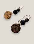 Pendientes Dafne gancho y medalla sol acero oro con esponja coral negra