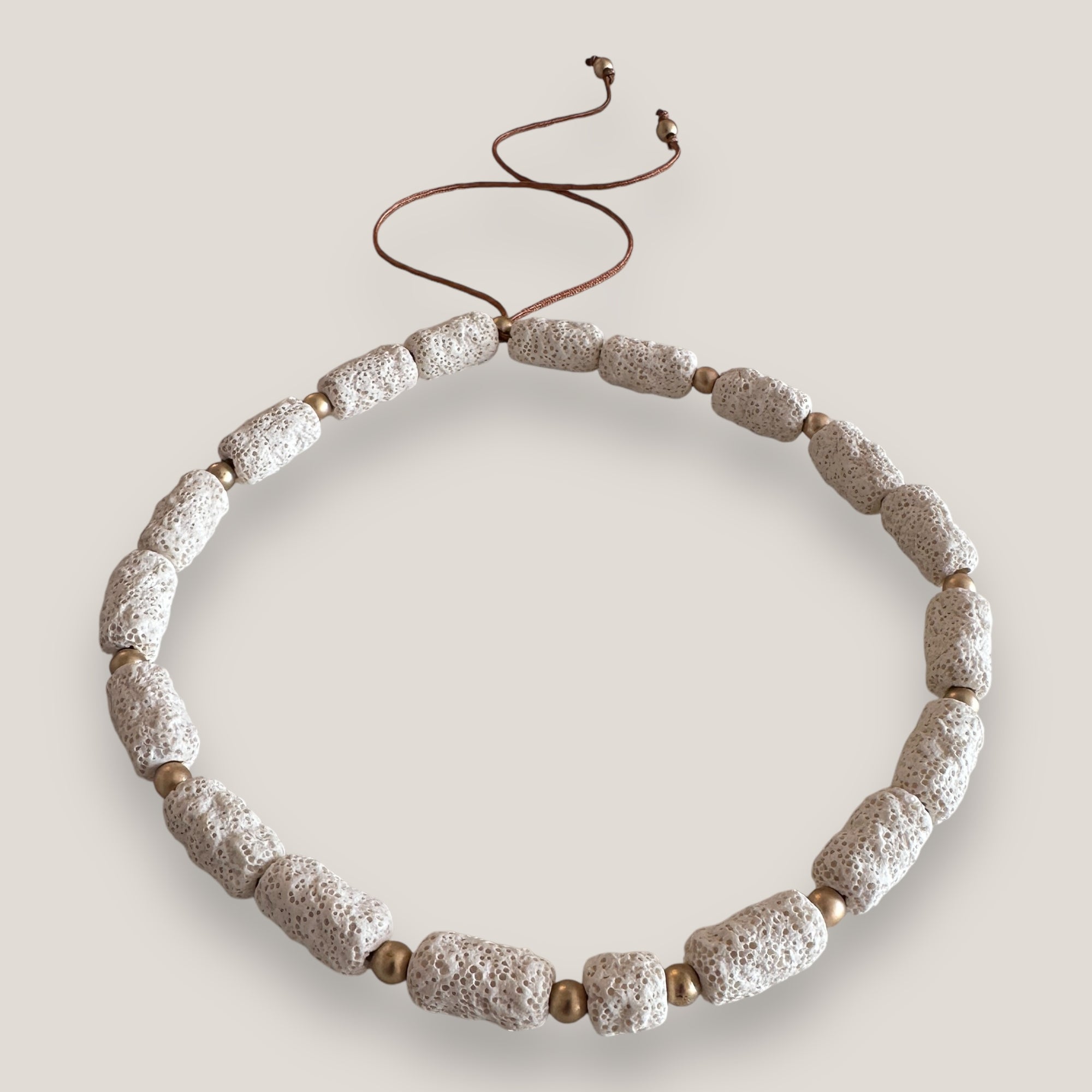 Collar con barriles de esponja coral blanco y cuentas oro mate