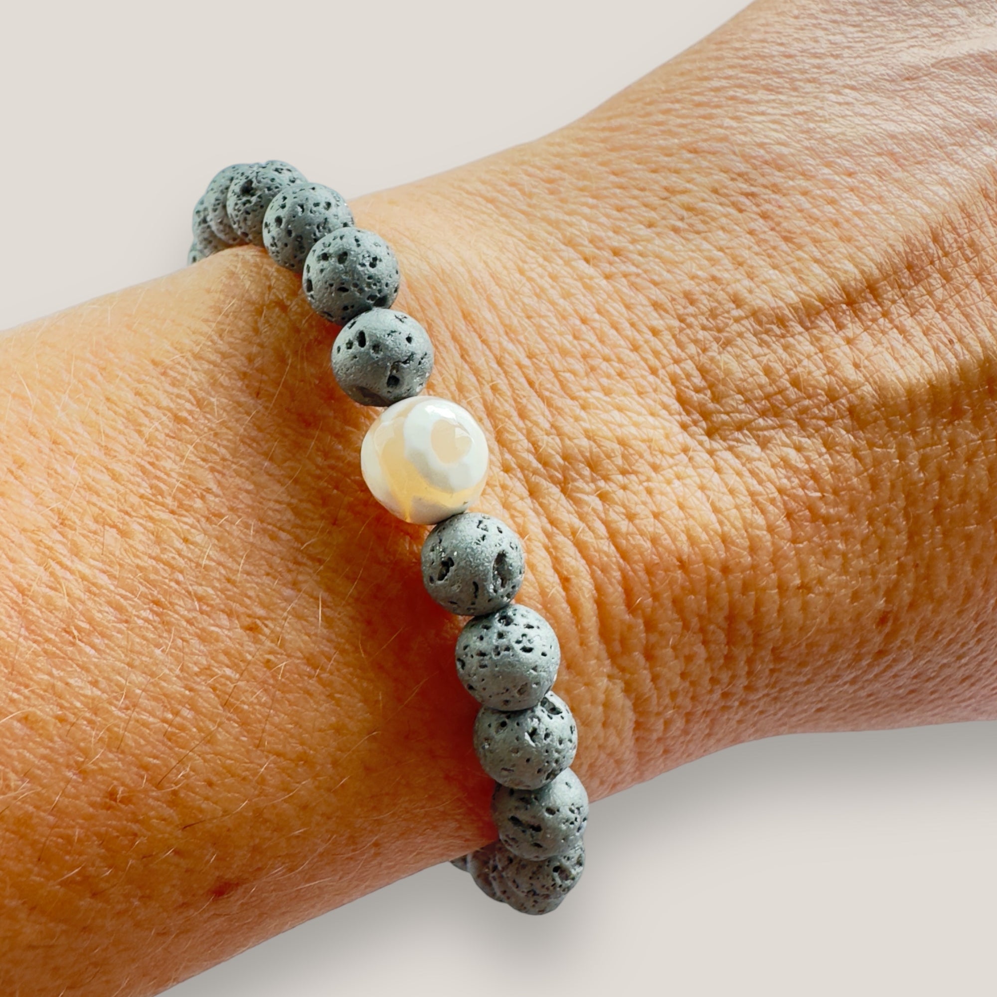Pulsera con ojo de la suerte aborigen y lava gris claro