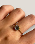 Ring mit großem, runden Zirkonia, goldfarbener Edelstahl