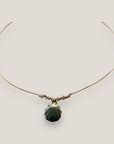 Collar midi con concha dorada esmaltada en verde agua y cristales facetados topo