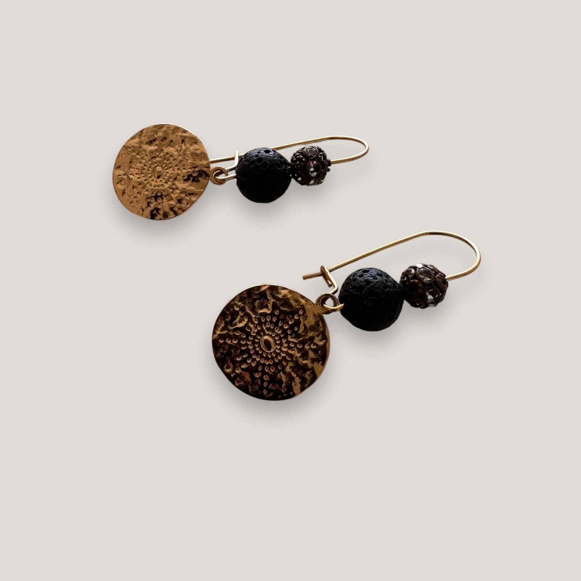 Pendientes Dafne gancho y medalla sol acero oro con esponja coral negra