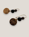 Pendientes Dafne gancho y medalla sol acero oro con esponja coral negra