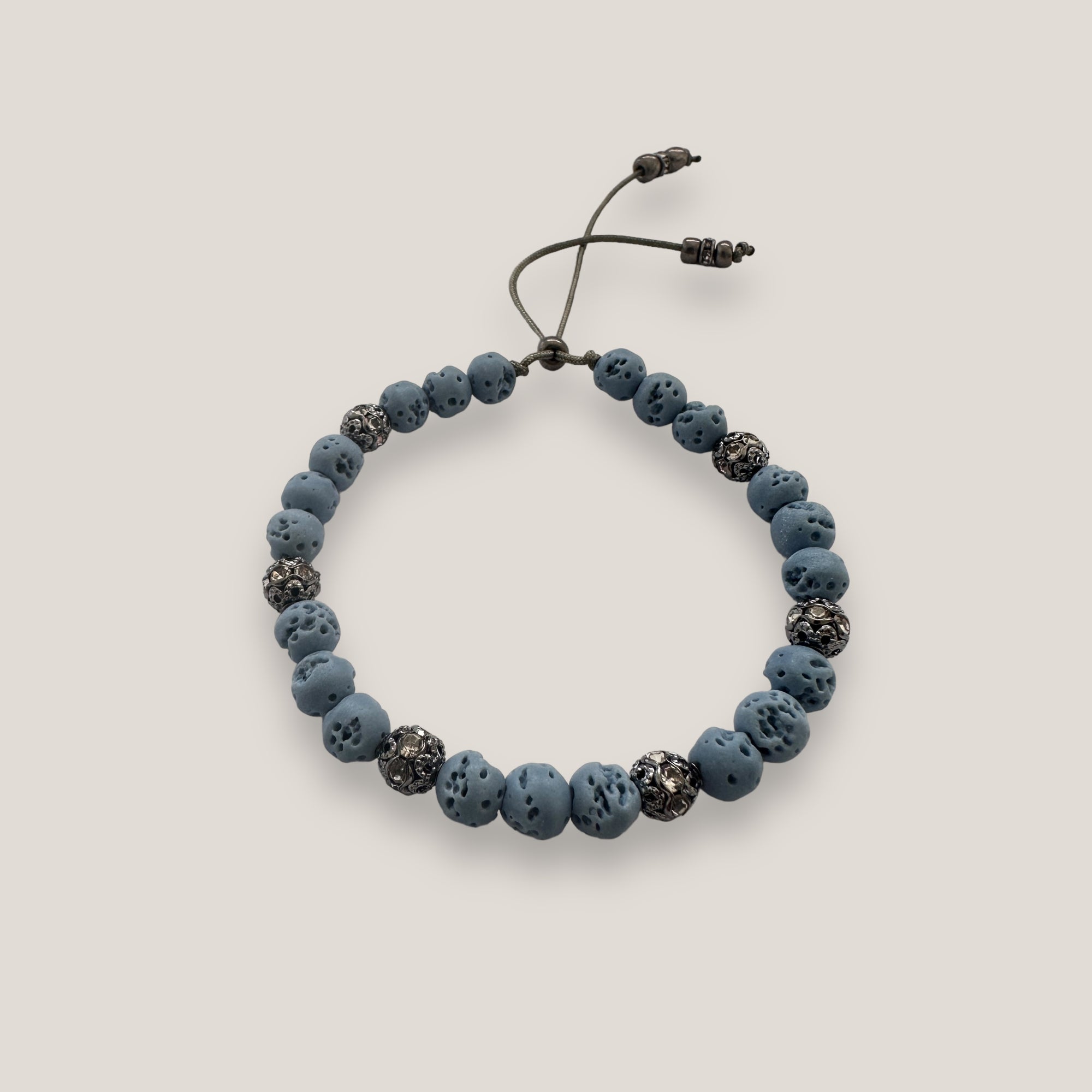 Pulsera Dafne con esponja coral azul claro y filigrana gunmetal con cristalitos