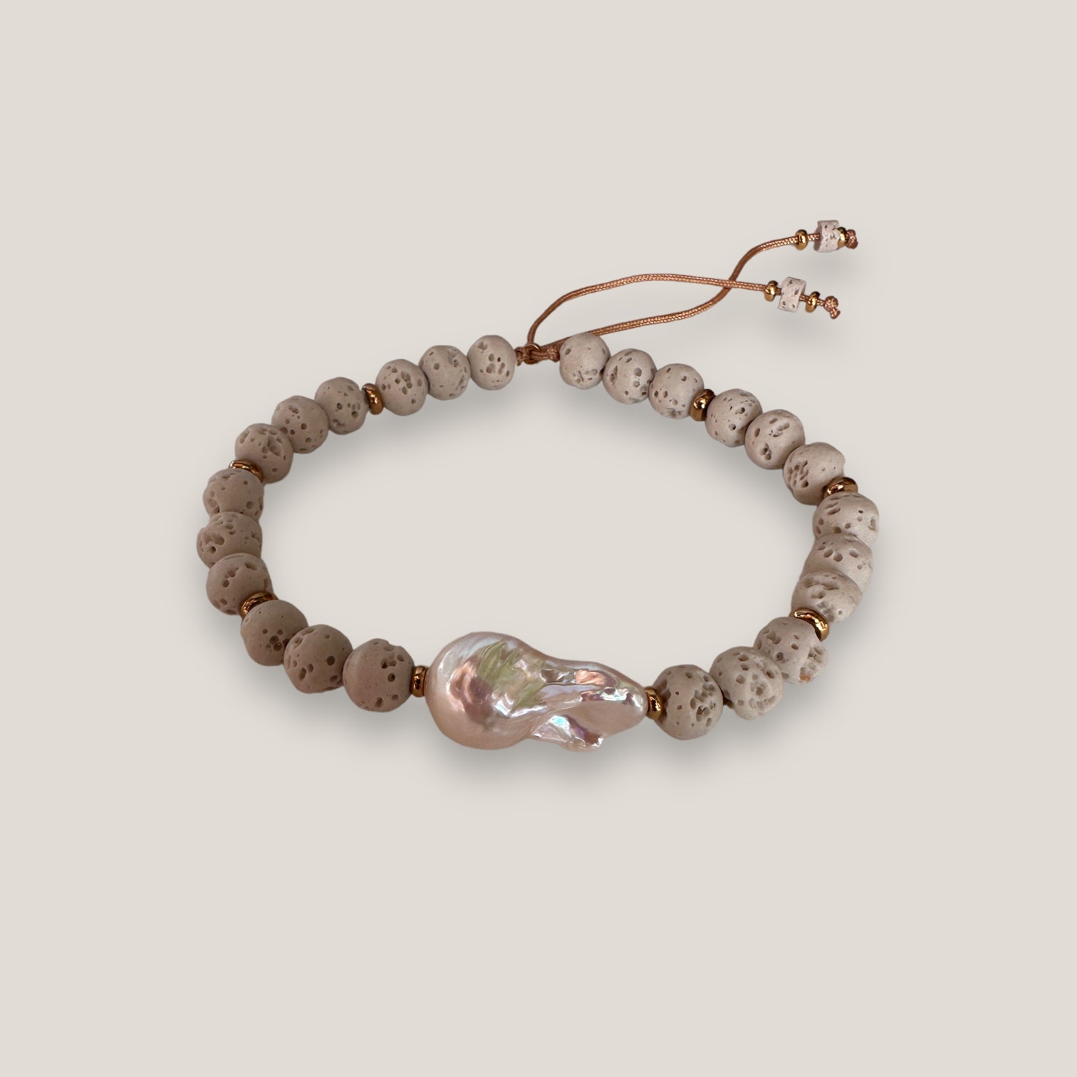 Pulsera con perla barroca natural, cuentas esponja coral crudo y cuentas de acero oro