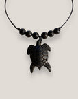 Collar midi con tortuga negra y cuentas de ébano