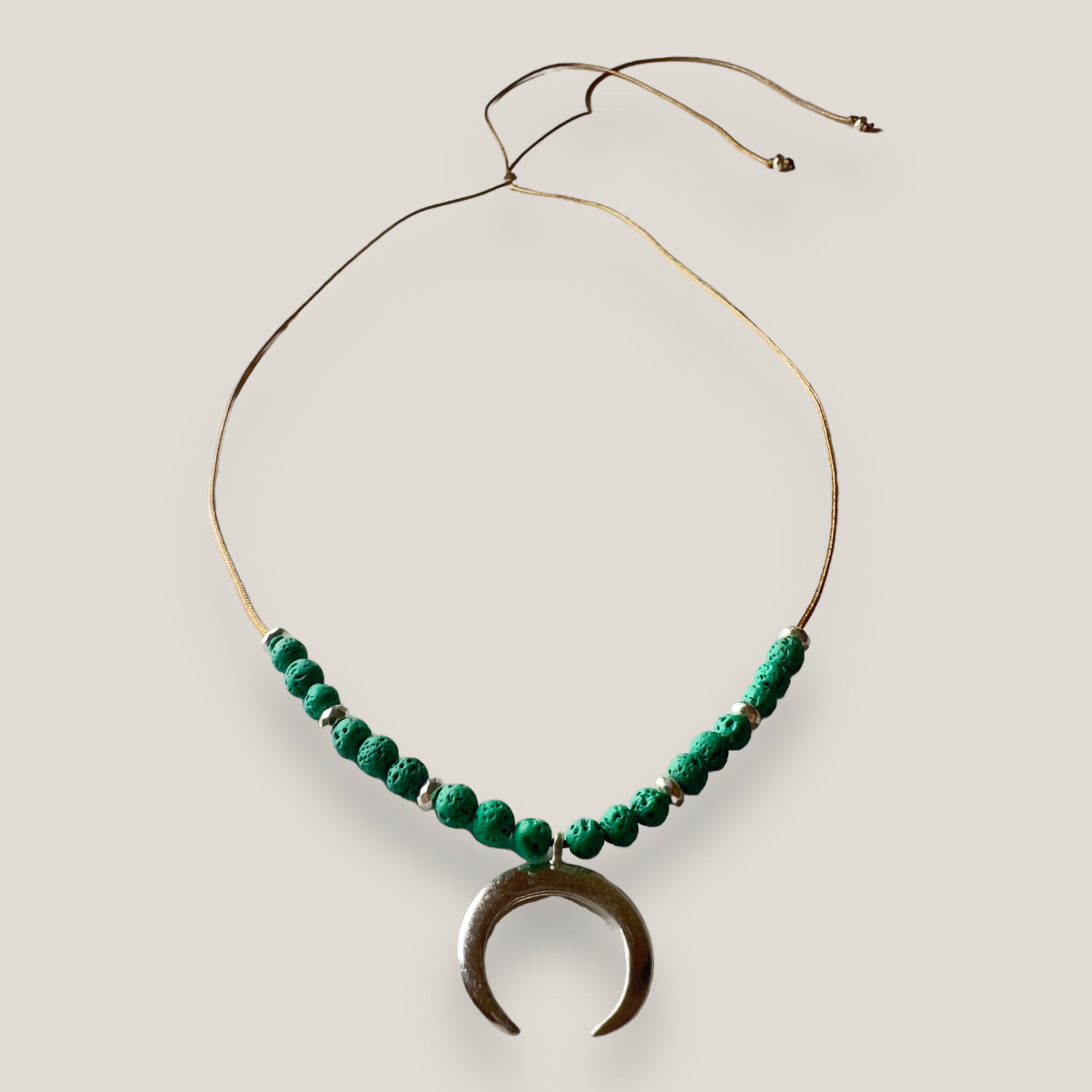 Collar con luna mediana plateada con cuentas facetadas y lava verde vivo