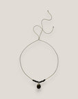 Collar midi con concha dorada esmaltada en negro lava negra y separadores dorados con cristalitos negros