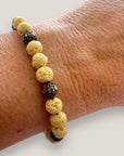 Pulsera Dafne con esponja coral amarillo claro y filigrana bronce con cristalitos