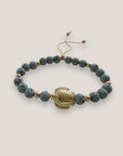Pulsera con gran tortuga dorada y lava gris claro
