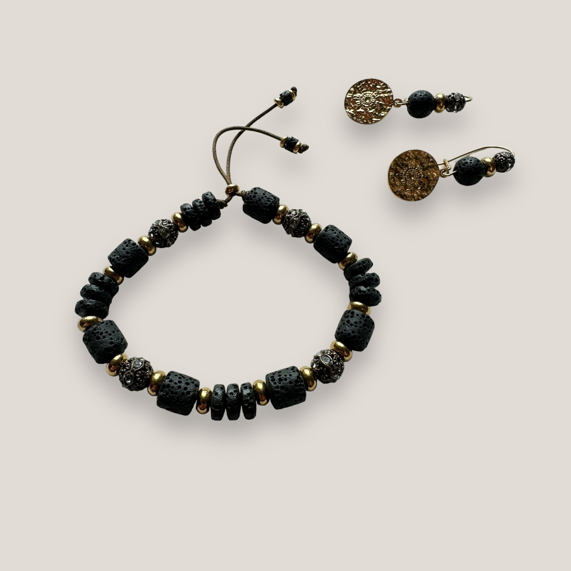 Pendientes Dafne gancho y medalla aguas con separador acero oro, lava negra y cuentas con filigrana bronce con cristalitos