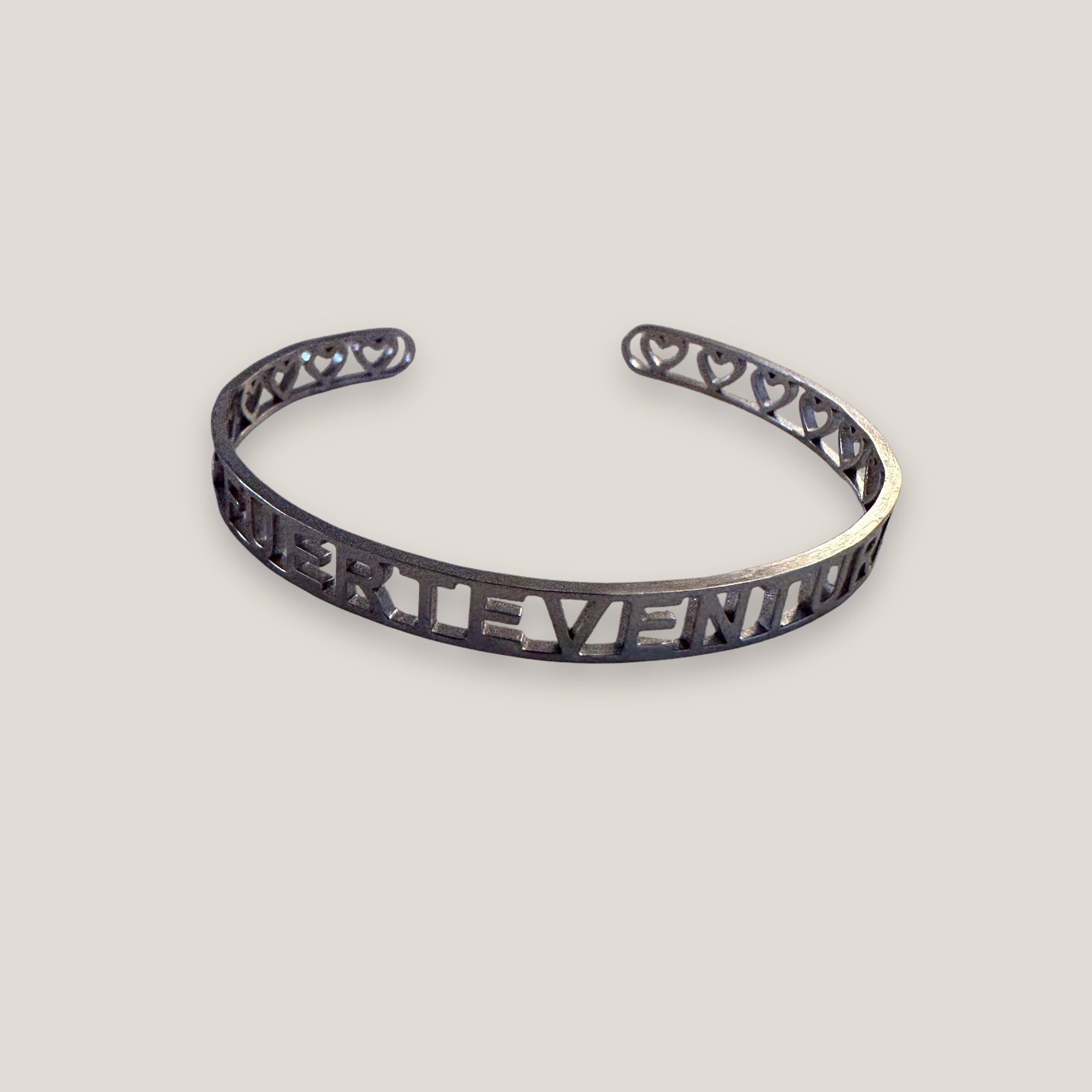 Brazalete Fuerteventura corazones acero titanio