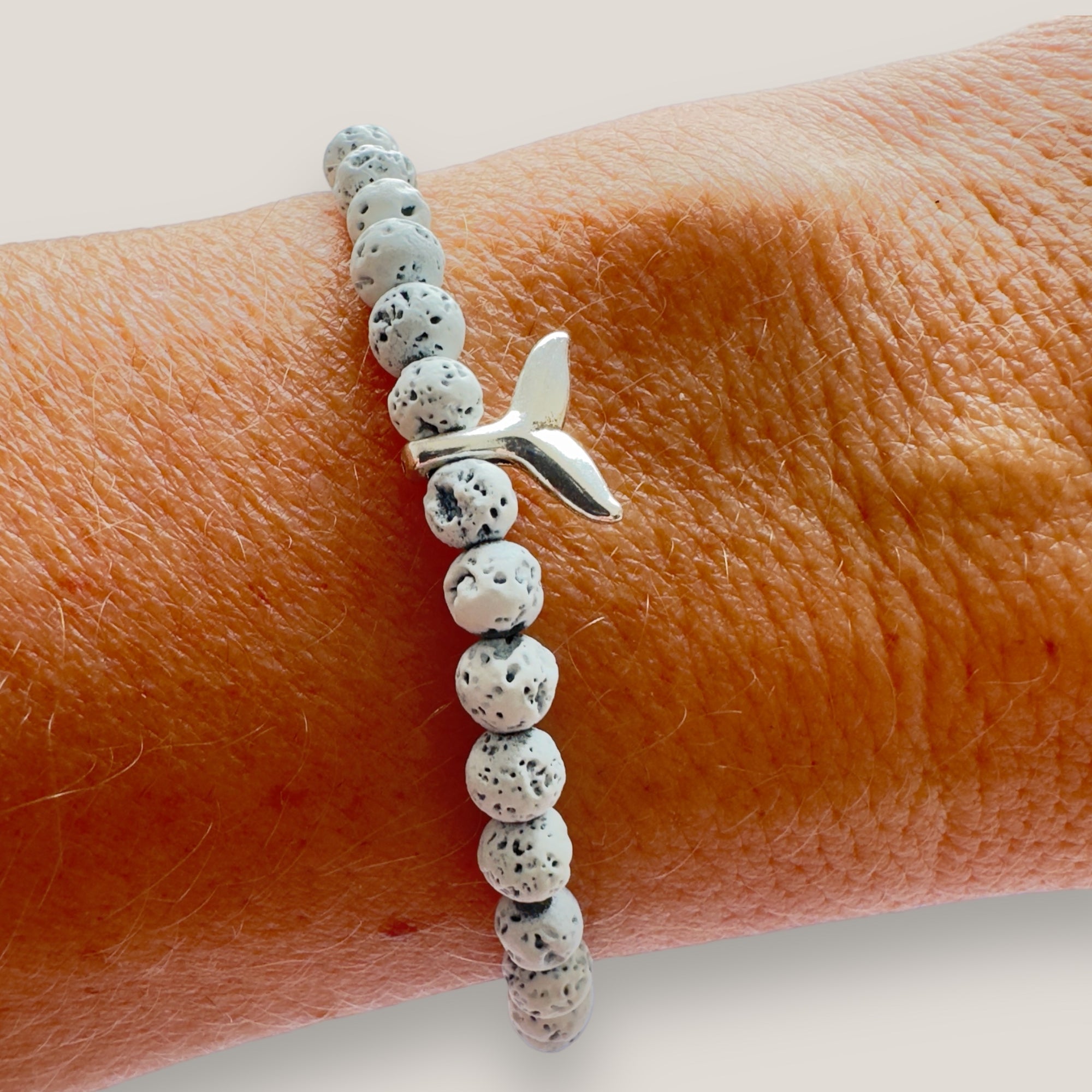 Armband mit silbernem Meerjungfrauenschwanz und weißer Lava