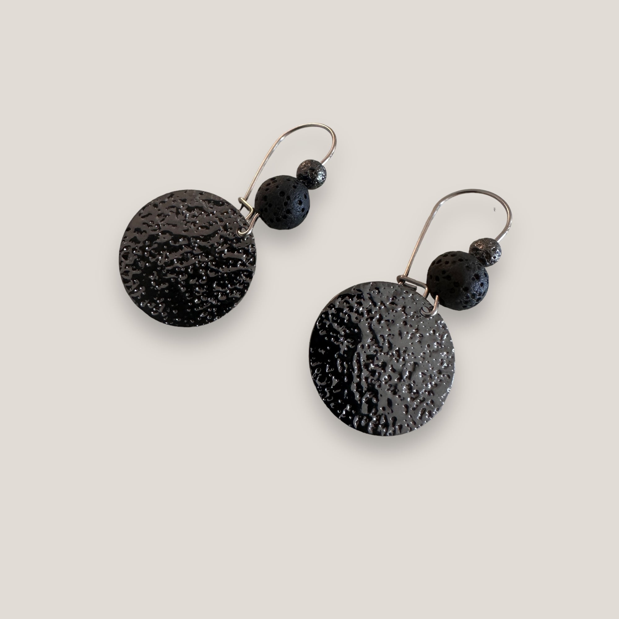 Pendientes Fuerte Coral gancho, medalla gunmetal martilleada con bola de esponja coral y de lava metalizada en negro