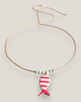 Collar midi pez esmaltado blanco con rayas rosa fucsia y cuentas de lava blancas