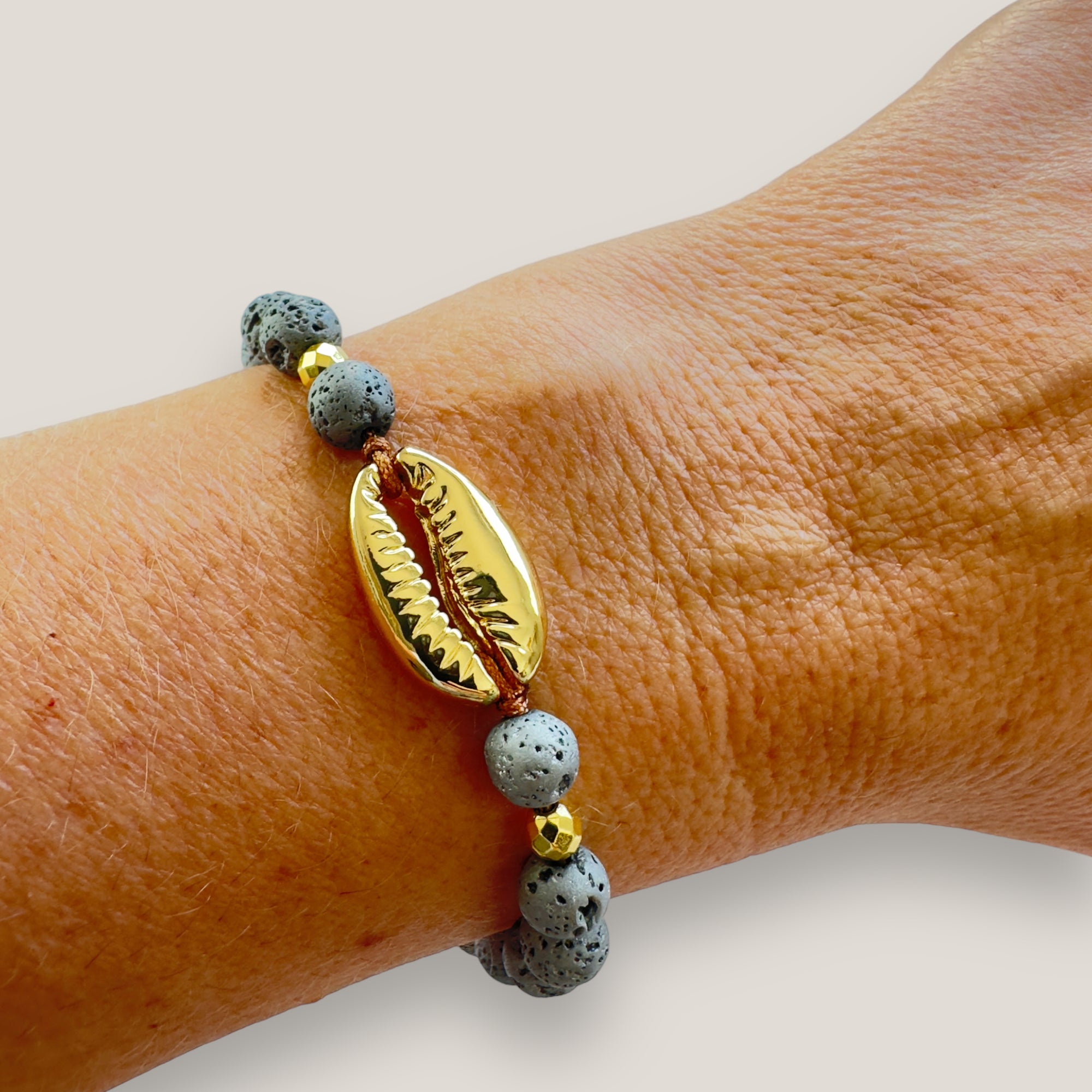 Pulsera gran cowrie dorado y lava gris metalizada