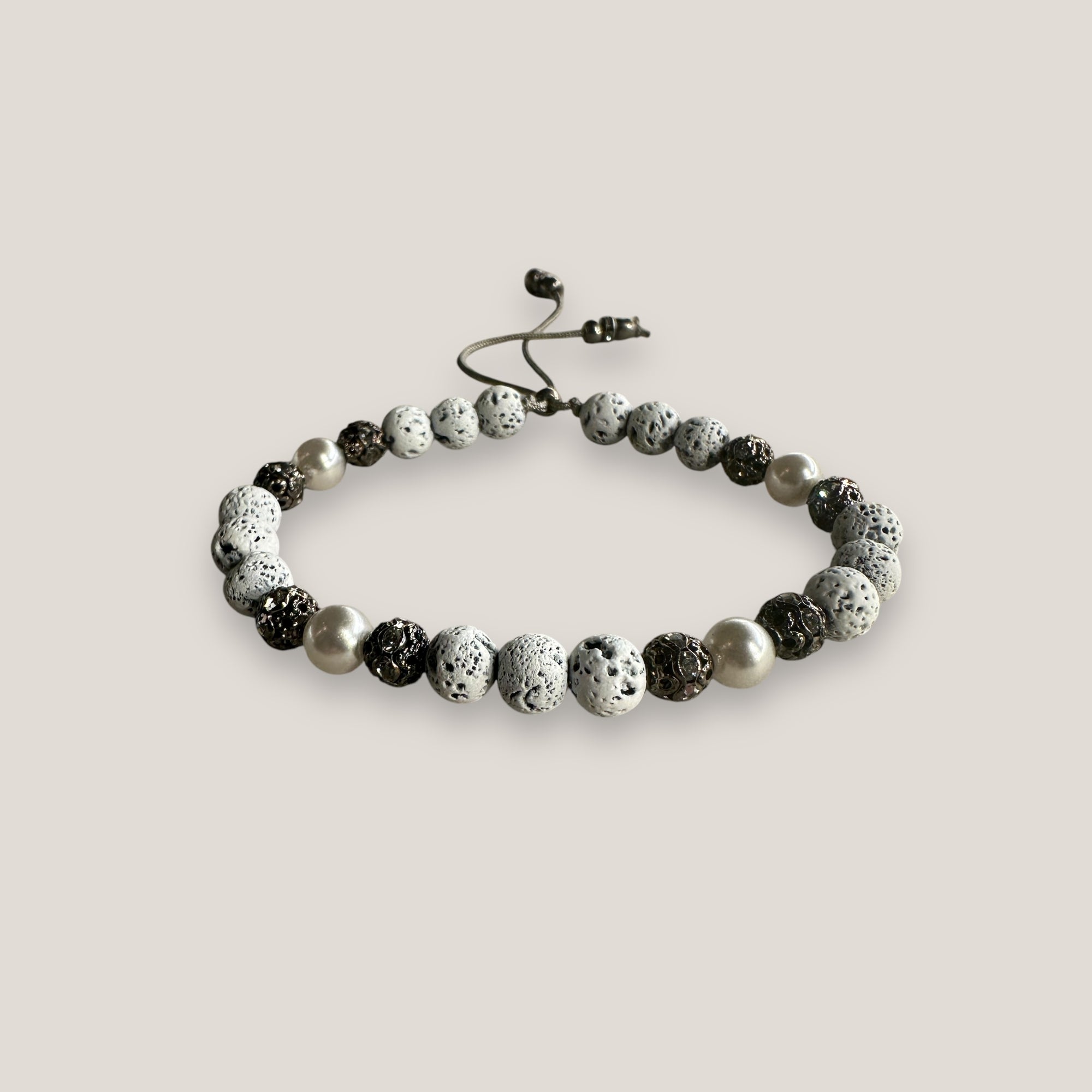 Pulsera Dafne perlas con lava blanca y filigrana gunmetal con cristalitos