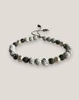 Pulsera Dafne perlas con lava blanca y filigrana gunmetal con cristalitos