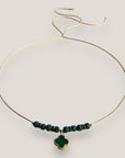 Collar midi con trébol malaquita, acero oro, lava verde oscuro y separadores oro con cristalitos negros a)