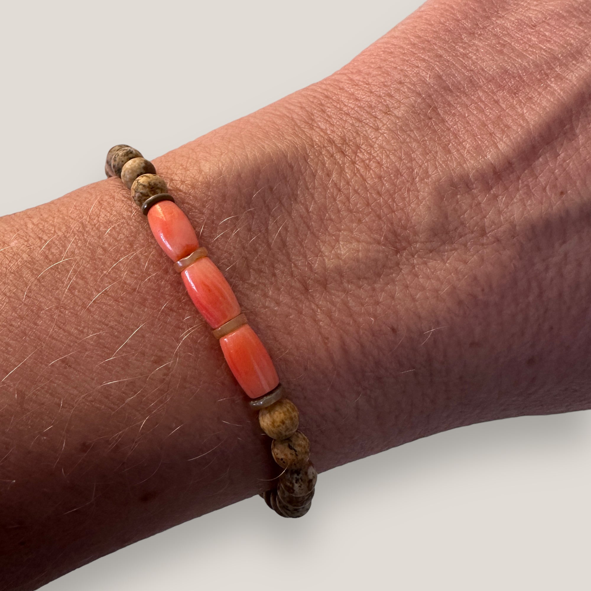 Pulsera Tristán barriles de coral naranja rosado y cuentas de piedra terrosa