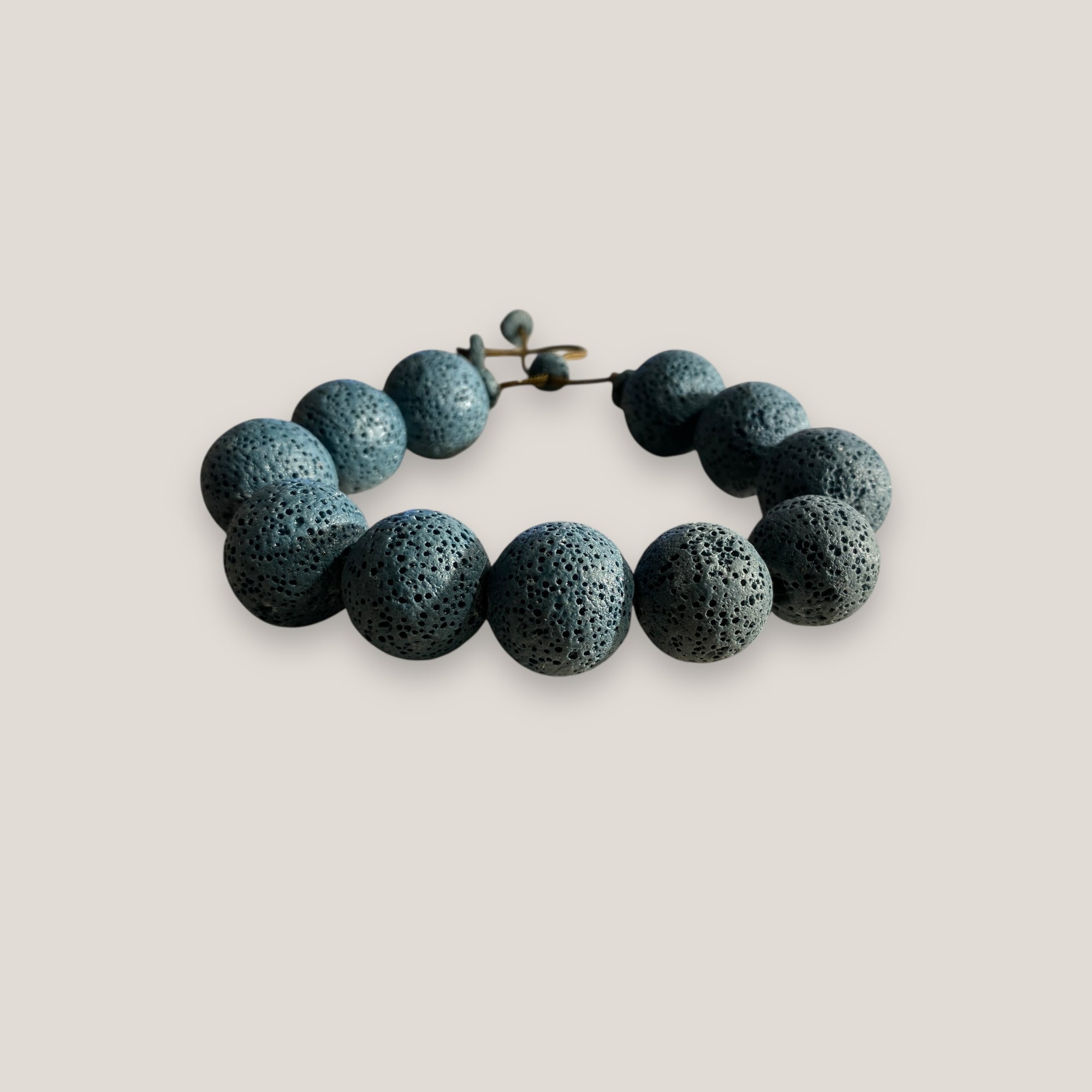 Pulsera con grandes cuentas esponja coral verde seco