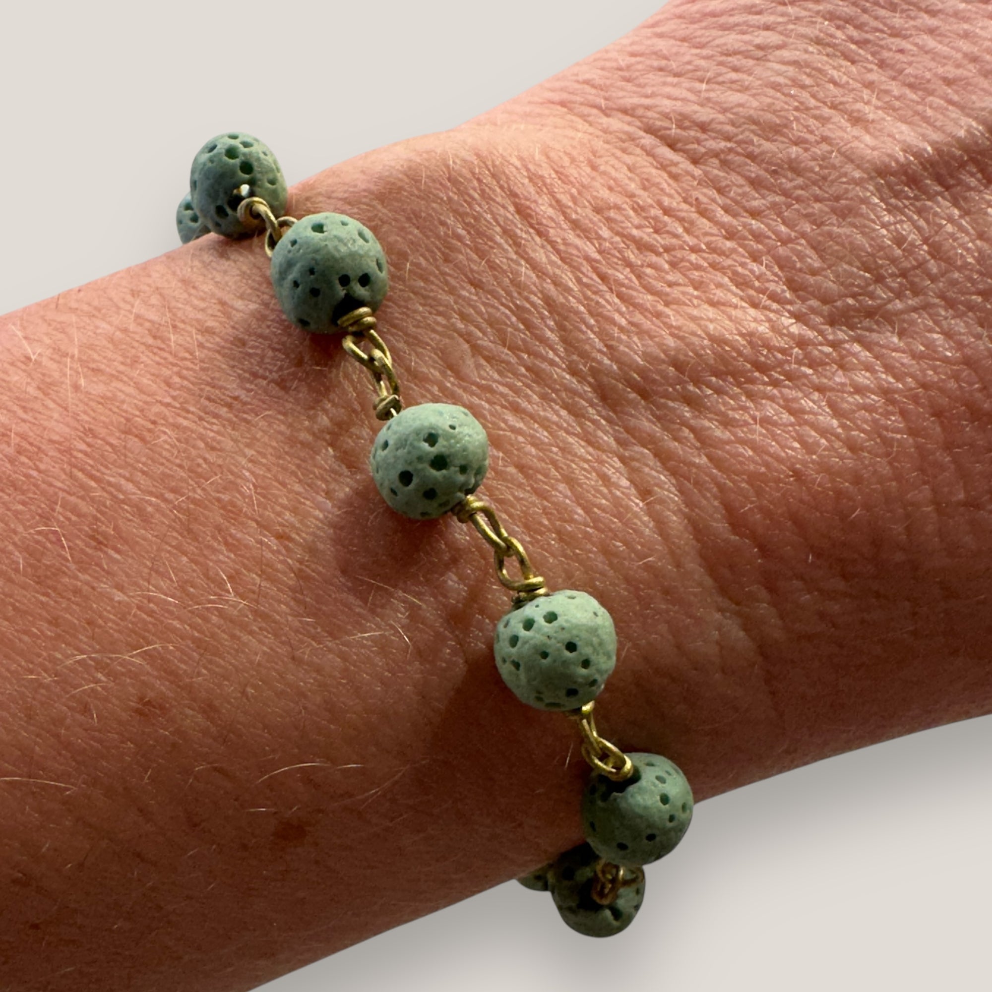 Bronzenes Kettenarmband mit 6 mm hellgrüner Schwammkoralle