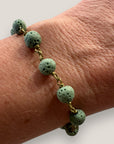 Bronzenes Kettenarmband mit 6 mm hellgrüner Schwammkoralle