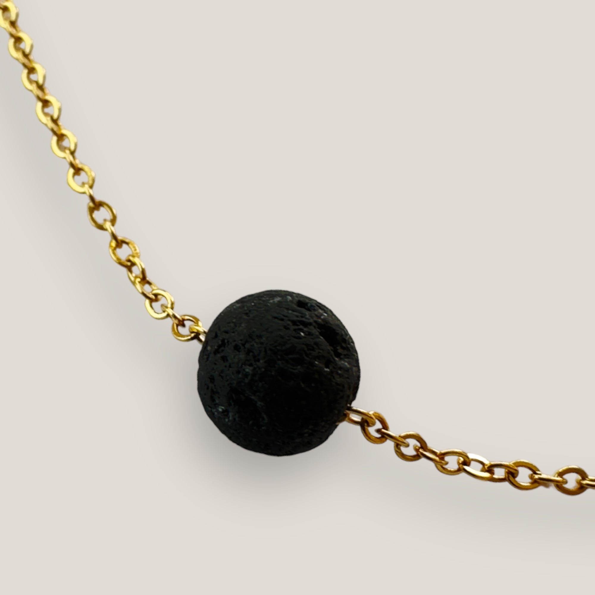 Collar minimal cadena acero oro con bola de lava negra