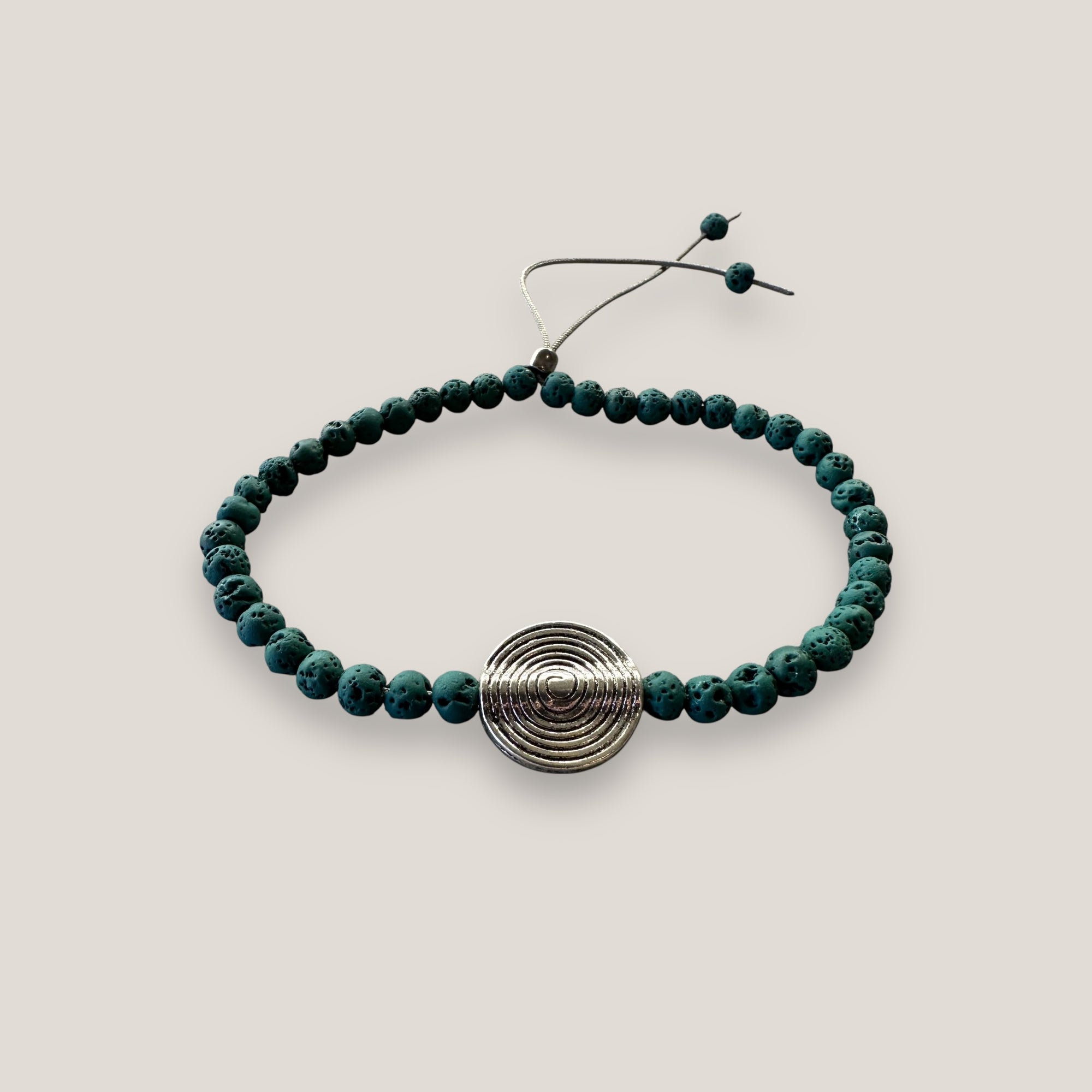 Pulsera pieza círculos concéntricos plateada con lava verde oscuro