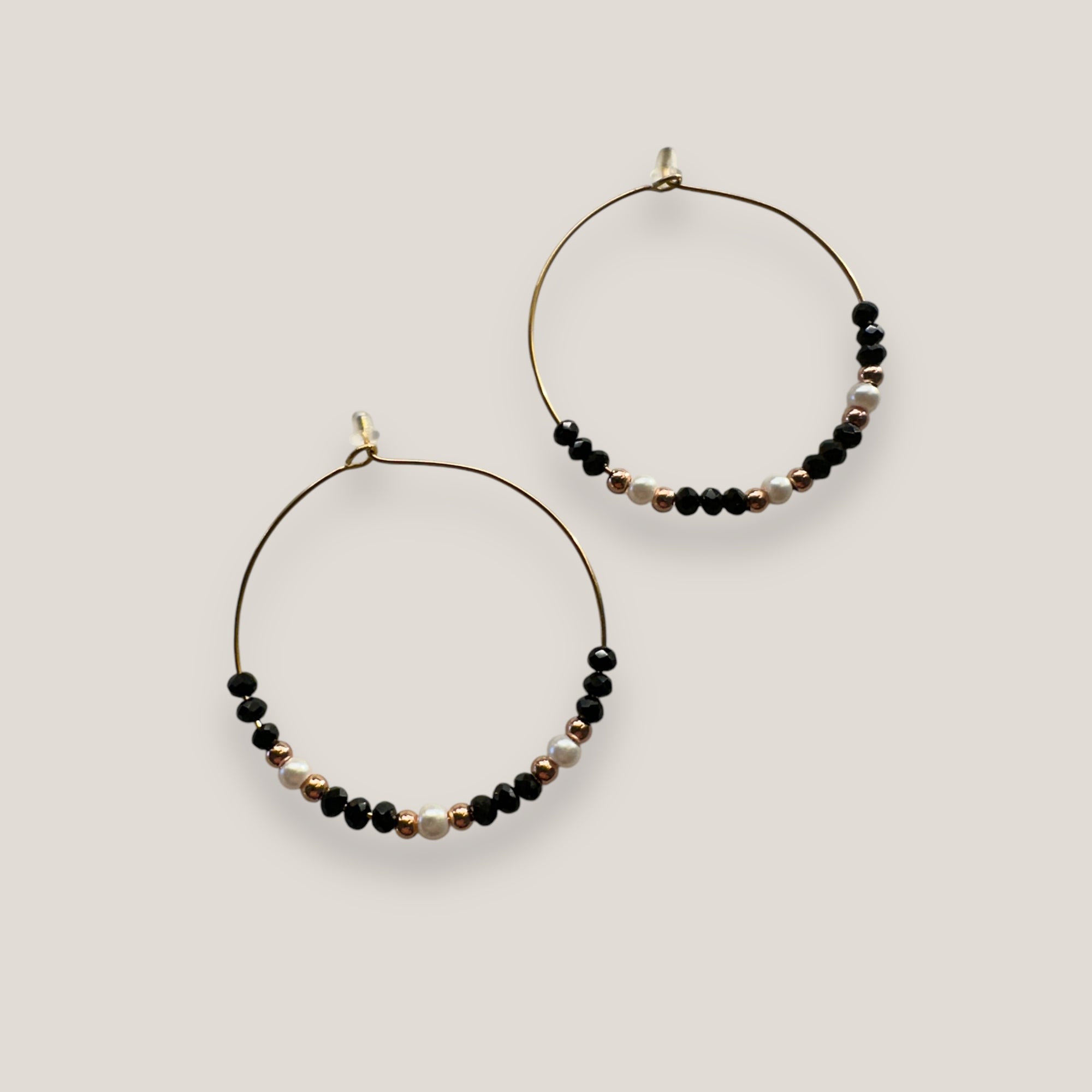 Conjunto Divino negro con perla natural blanca, cristales facetados negros y perlitas blancas naturales, engarces en oro rosa