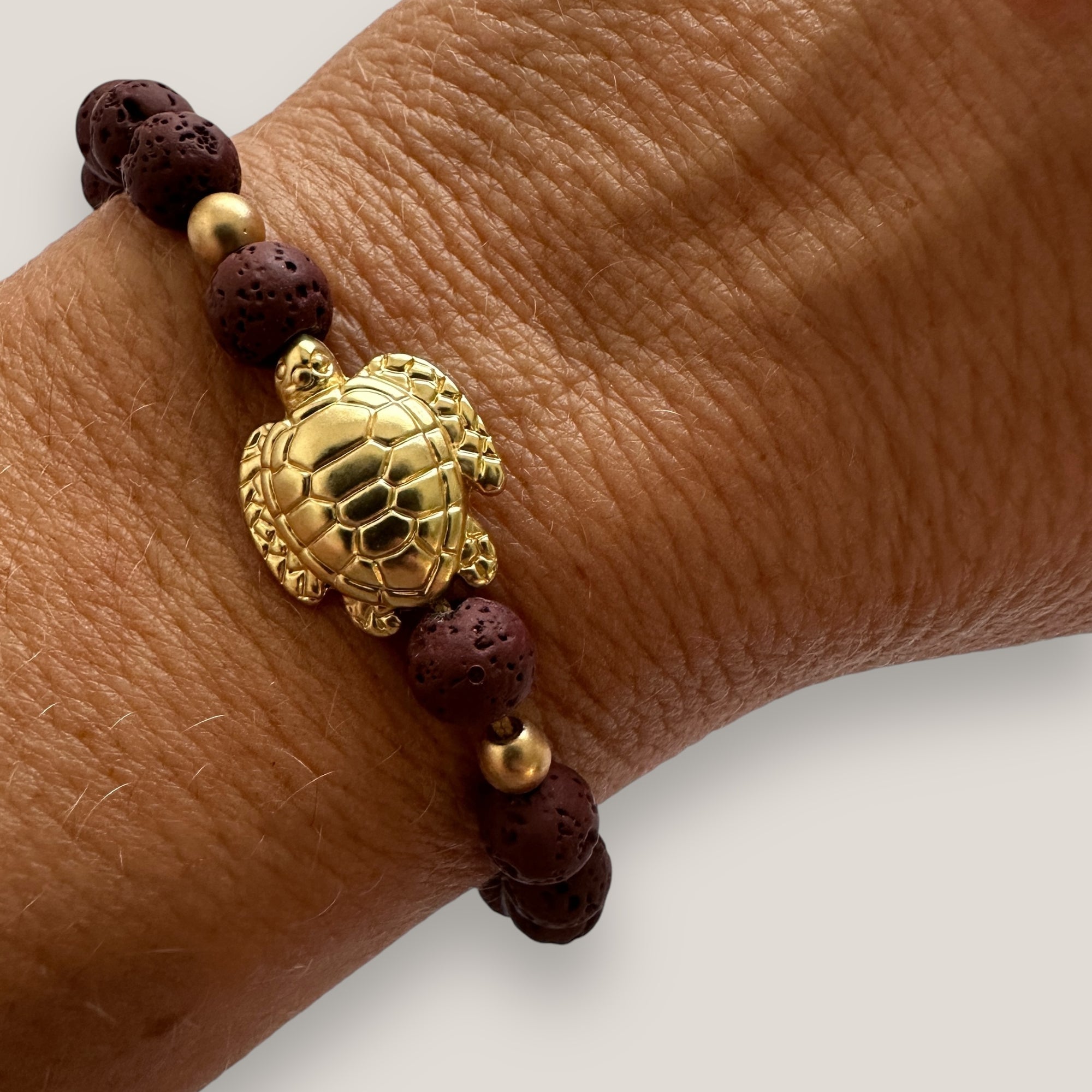 Armband mit großer goldener Schildkröte und Granat-Lava