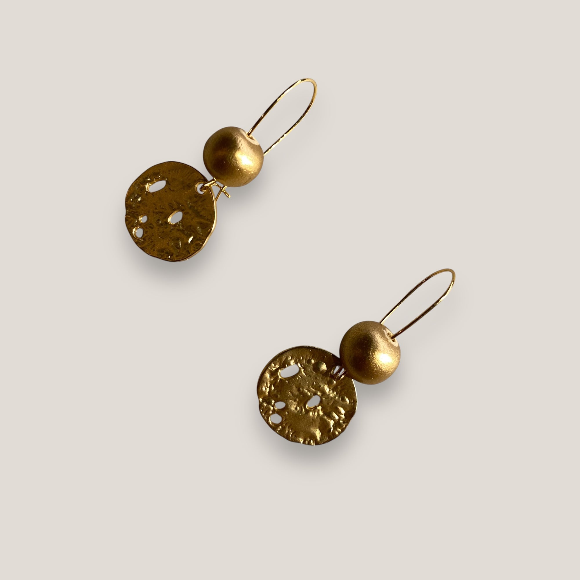 Pendientes gancho con medalla y bola oro mate