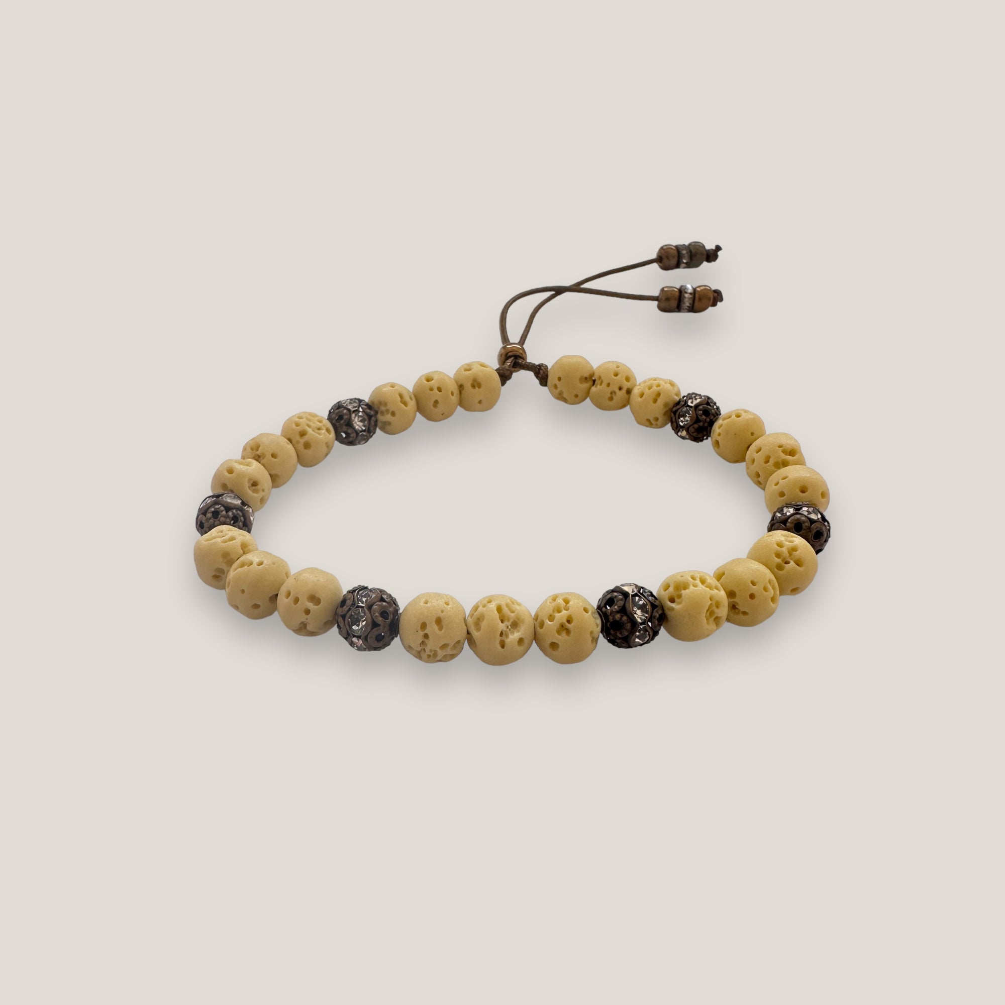Pulsera Dafne con esponja coral amarillo claro y filigrana bronce con cristalitos