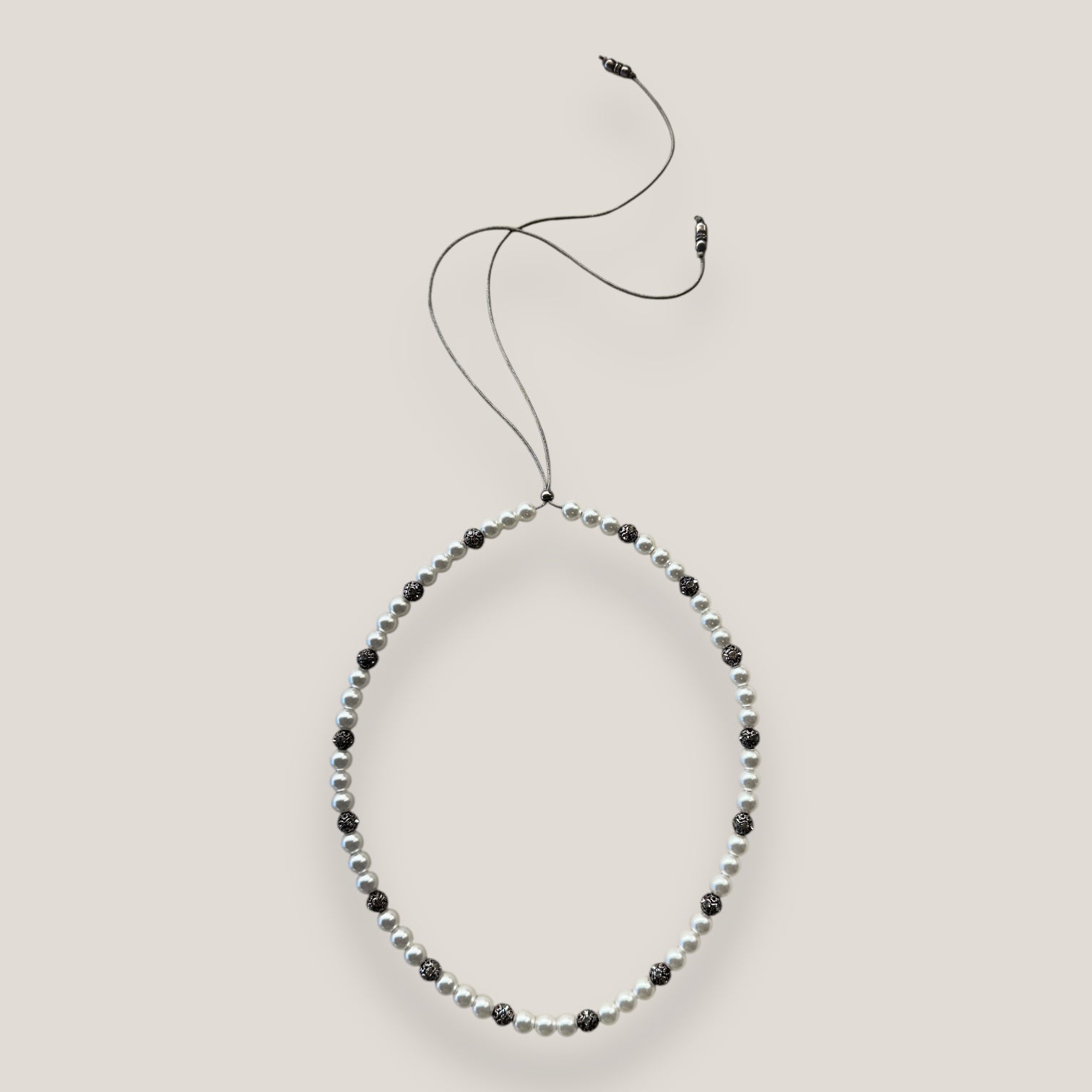 Collar Dafne con perlas de cristal nacarado y filigranas gunmetal con cristalitos