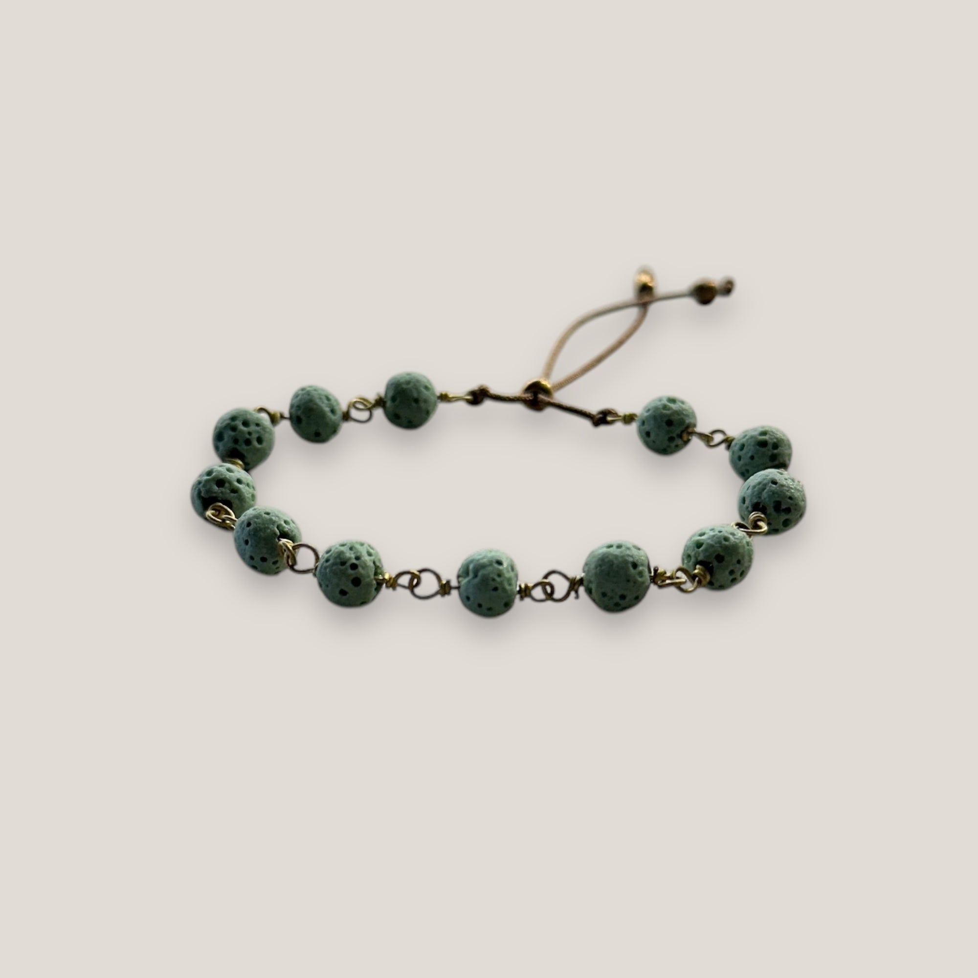 Bronzenes Kettenarmband mit 6 mm hellgrüner Schwammkoralle