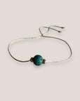 Pulsera minimal con bola 8mm de lava verde oscuro y separadores gunmetal con cristalitos blancos