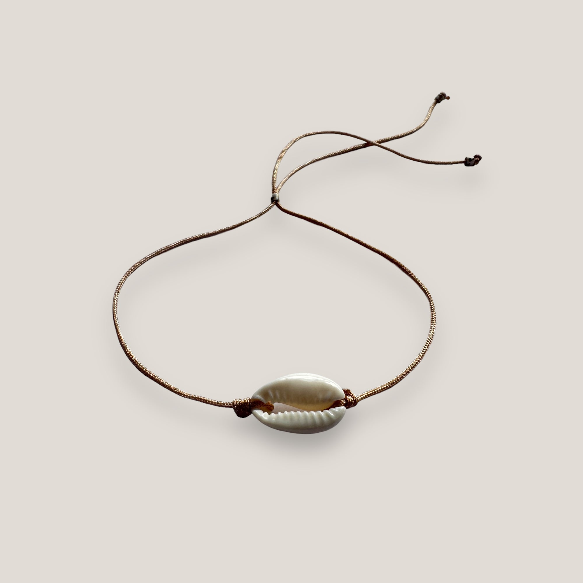 Pulsera minimal con Cowrie natural blanco