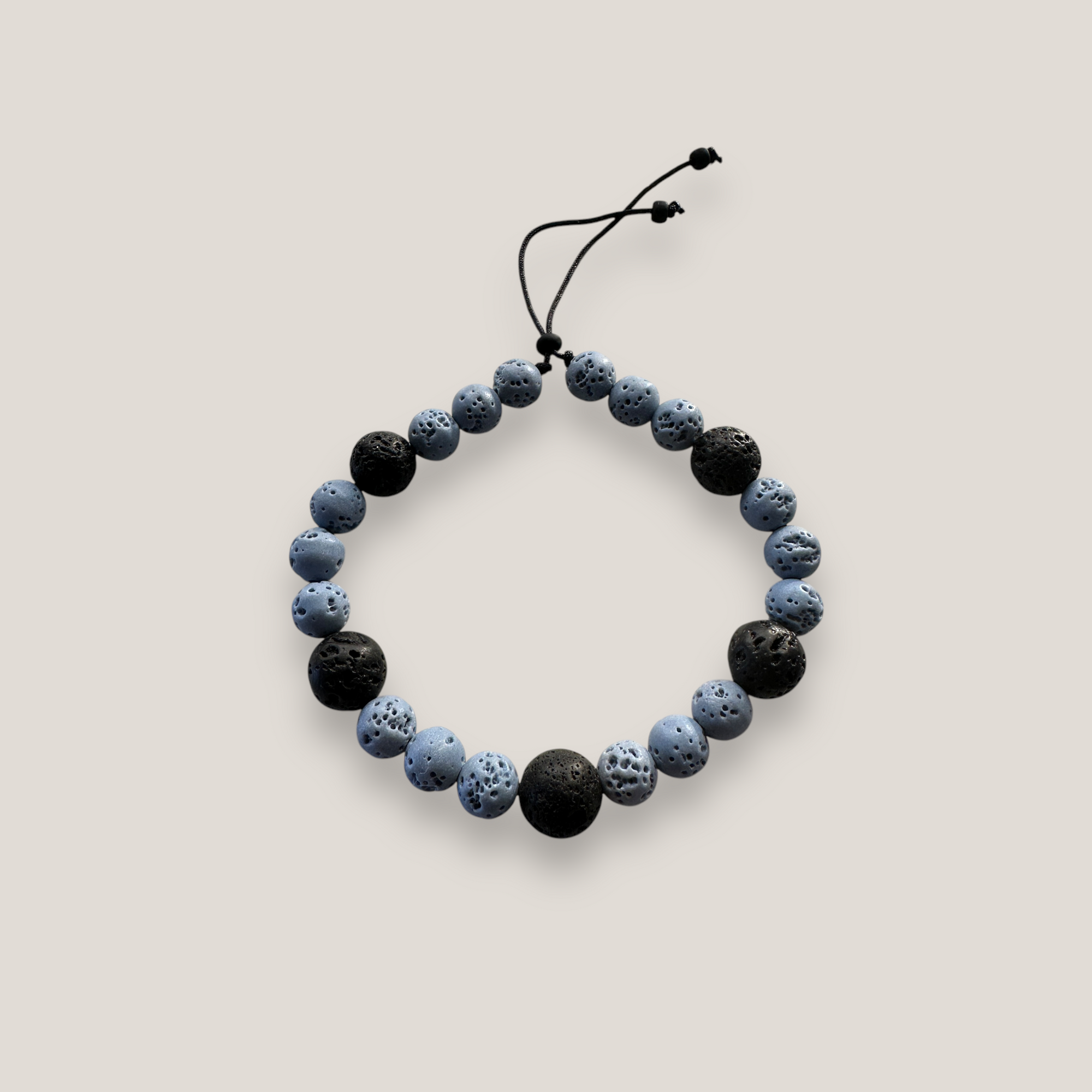 Abenteuerarmband mit hellblauem Korallenschwamm und schwarzer Lava