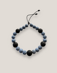 Abenteuerarmband mit hellblauem Korallenschwamm und schwarzer Lava