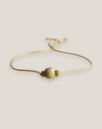 Pulsera minimal con bola 8mm de esponja coral verde olivina y separadores dorados con brillis de cristal blanco