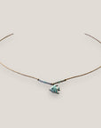 Collar midi con pececillo esmaltado blanco con rayas turquesas y abalorios blancos y agua