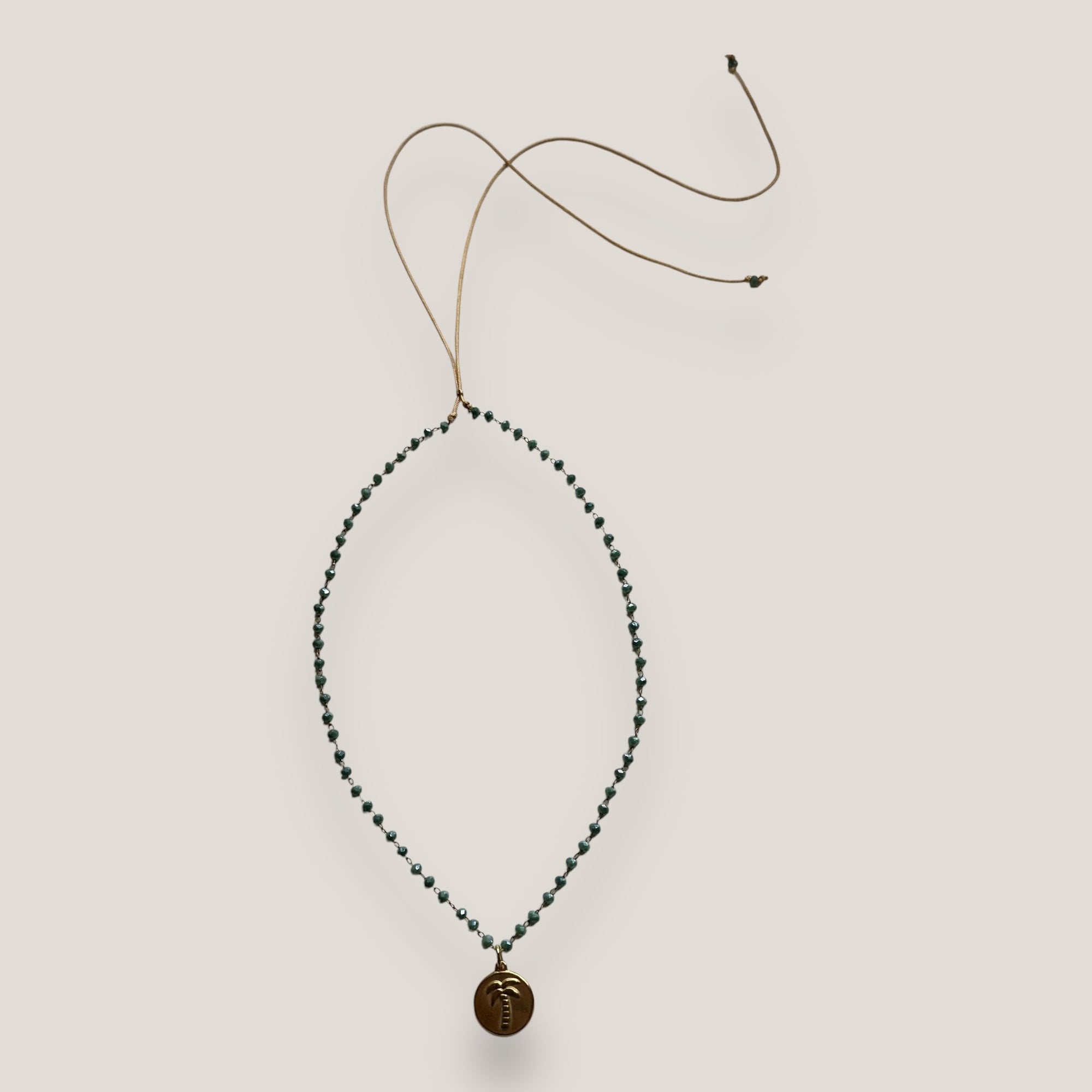 Collar cadena con cristalitos facetados engarzados en verde travertino con medalla palmera vintage acero oro